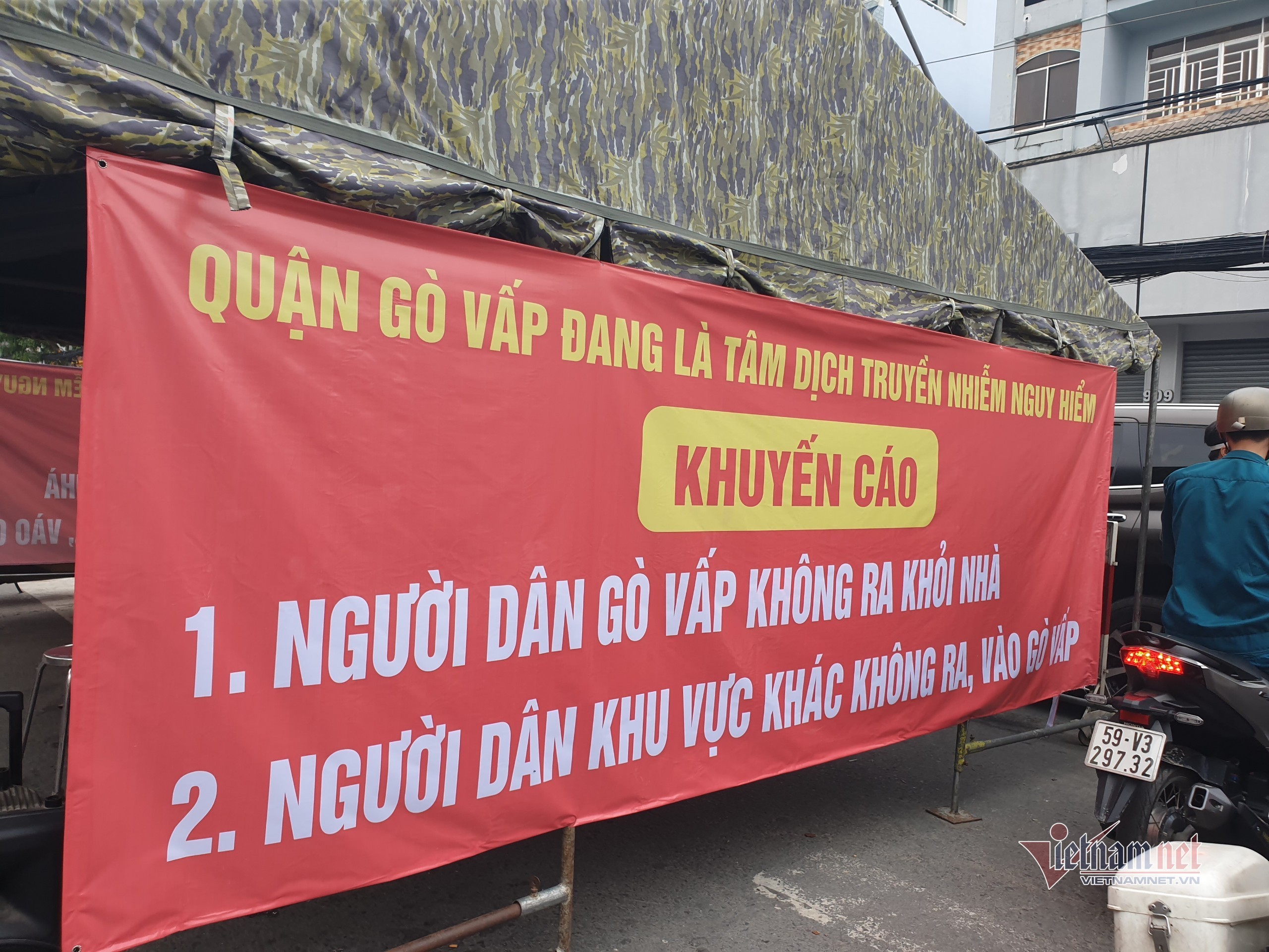 Gò Vấp ngày thứ 3 cách ly: Kiểm kỹ giấy tờ ra vào, xả chốt khi ùn tắc - 12 Gò Vấp ngày thứ 3 cách ly: Kiểm kỹ giấy tờ ra vào, xả chốt khi ùn tắc - 12
