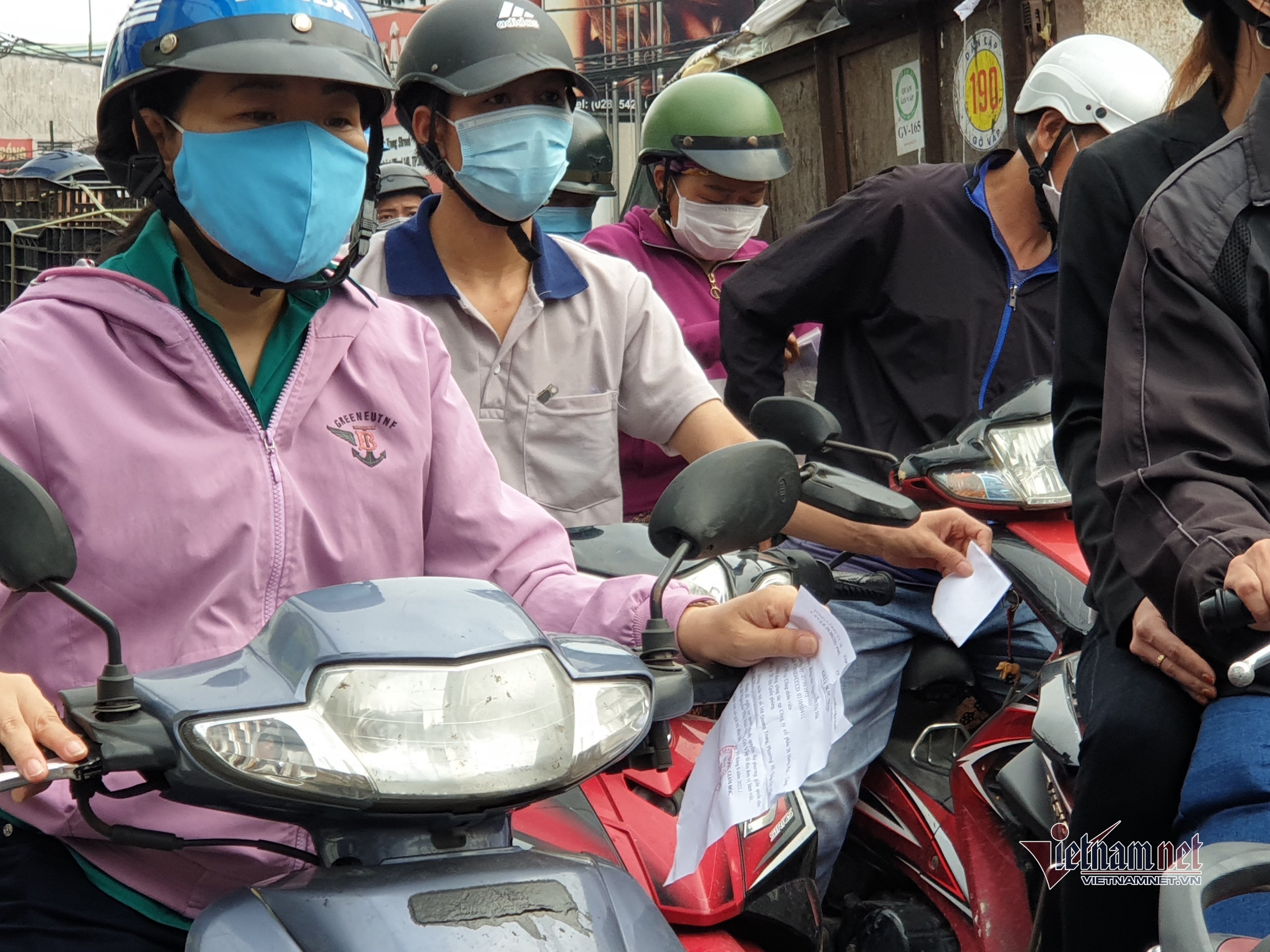 Gò Vấp ngày thứ 3 cách ly: Kiểm kỹ giấy tờ ra vào, xả chốt khi ùn tắc - 15 Gò Vấp ngày thứ 3 cách ly: Kiểm kỹ giấy tờ ra vào, xả chốt khi ùn tắc - 15