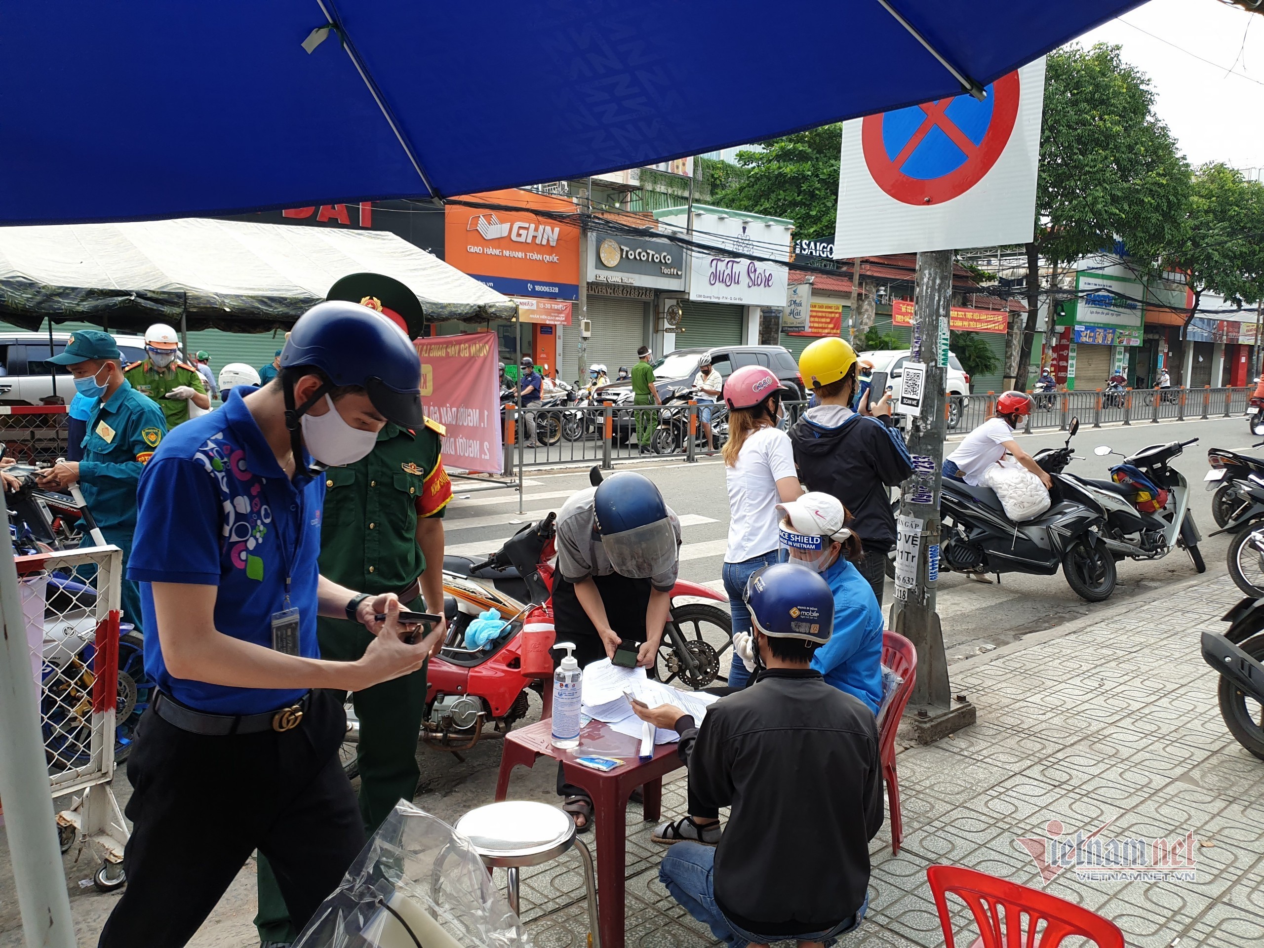 Gò Vấp ngày thứ 3 cách ly: Kiểm kỹ giấy tờ ra vào, xả chốt khi ùn tắc - 16 Gò Vấp ngày thứ 3 cách ly: Kiểm kỹ giấy tờ ra vào, xả chốt khi ùn tắc - 16