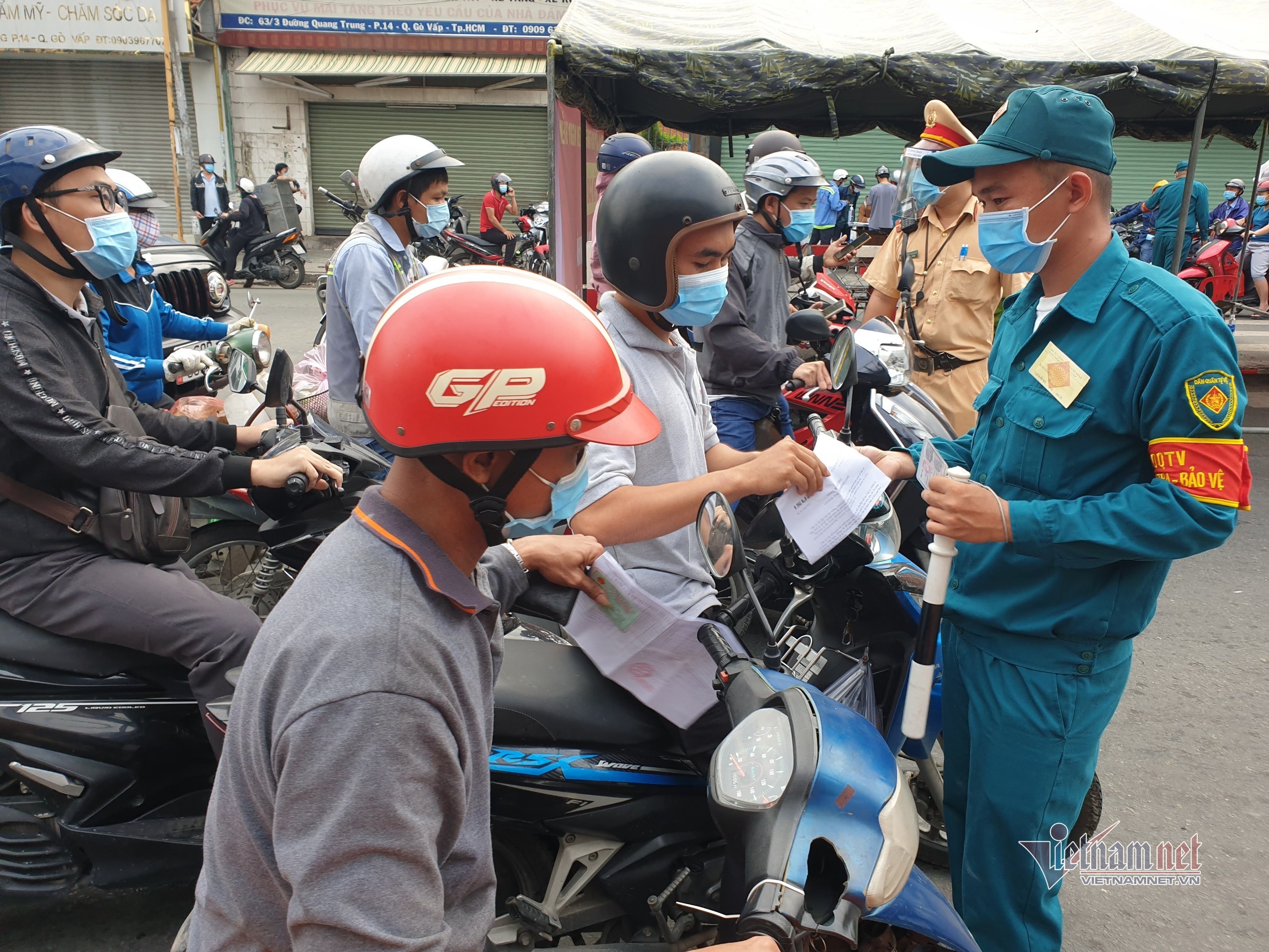Gò Vấp ngày thứ 3 cách ly: Kiểm kỹ giấy tờ ra vào, xả chốt khi ùn tắc - 7 Gò Vấp ngày thứ 3 cách ly: Kiểm kỹ giấy tờ ra vào, xả chốt khi ùn tắc - 7