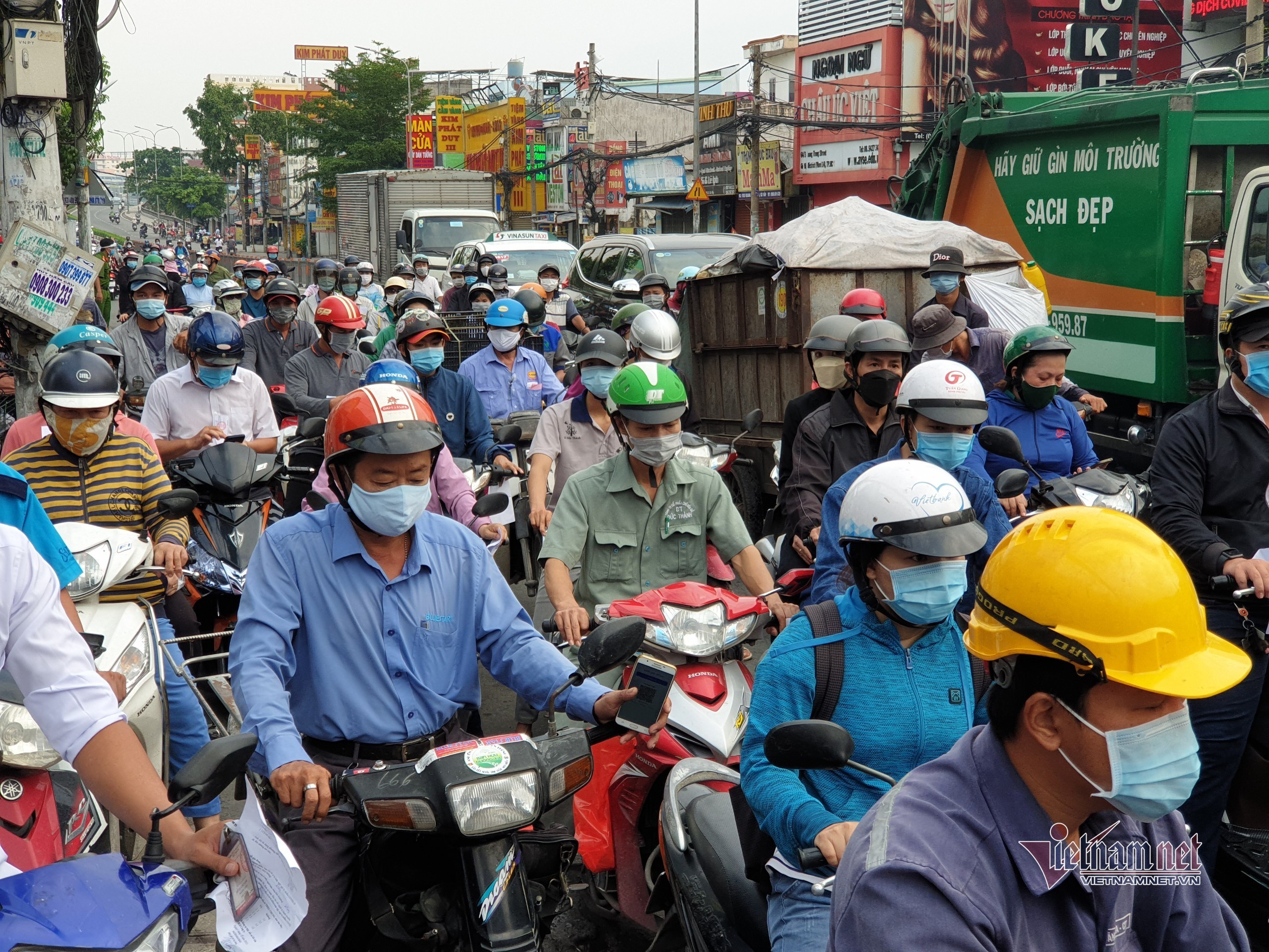 Gò Vấp ngày thứ 3 cách ly: Kiểm kỹ giấy tờ ra vào, xả chốt khi ùn tắc - 8 Gò Vấp ngày thứ 3 cách ly: Kiểm kỹ giấy tờ ra vào, xả chốt khi ùn tắc - 8