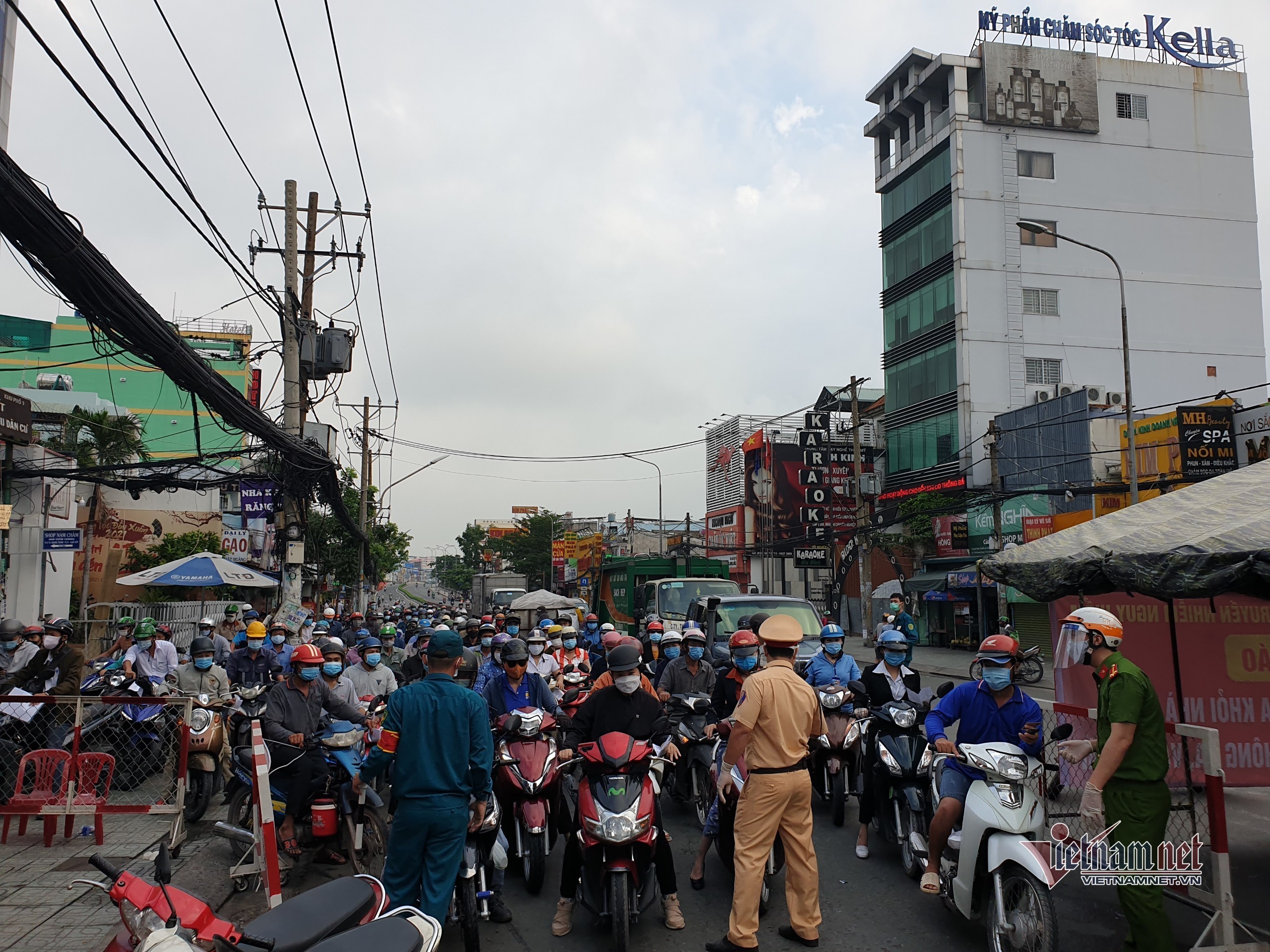 Gò Vấp ngày thứ 3 cách ly: Kiểm kỹ giấy tờ ra vào, xả chốt khi ùn tắc - 6 Gò Vấp ngày thứ 3 cách ly: Kiểm kỹ giấy tờ ra vào, xả chốt khi ùn tắc - 6