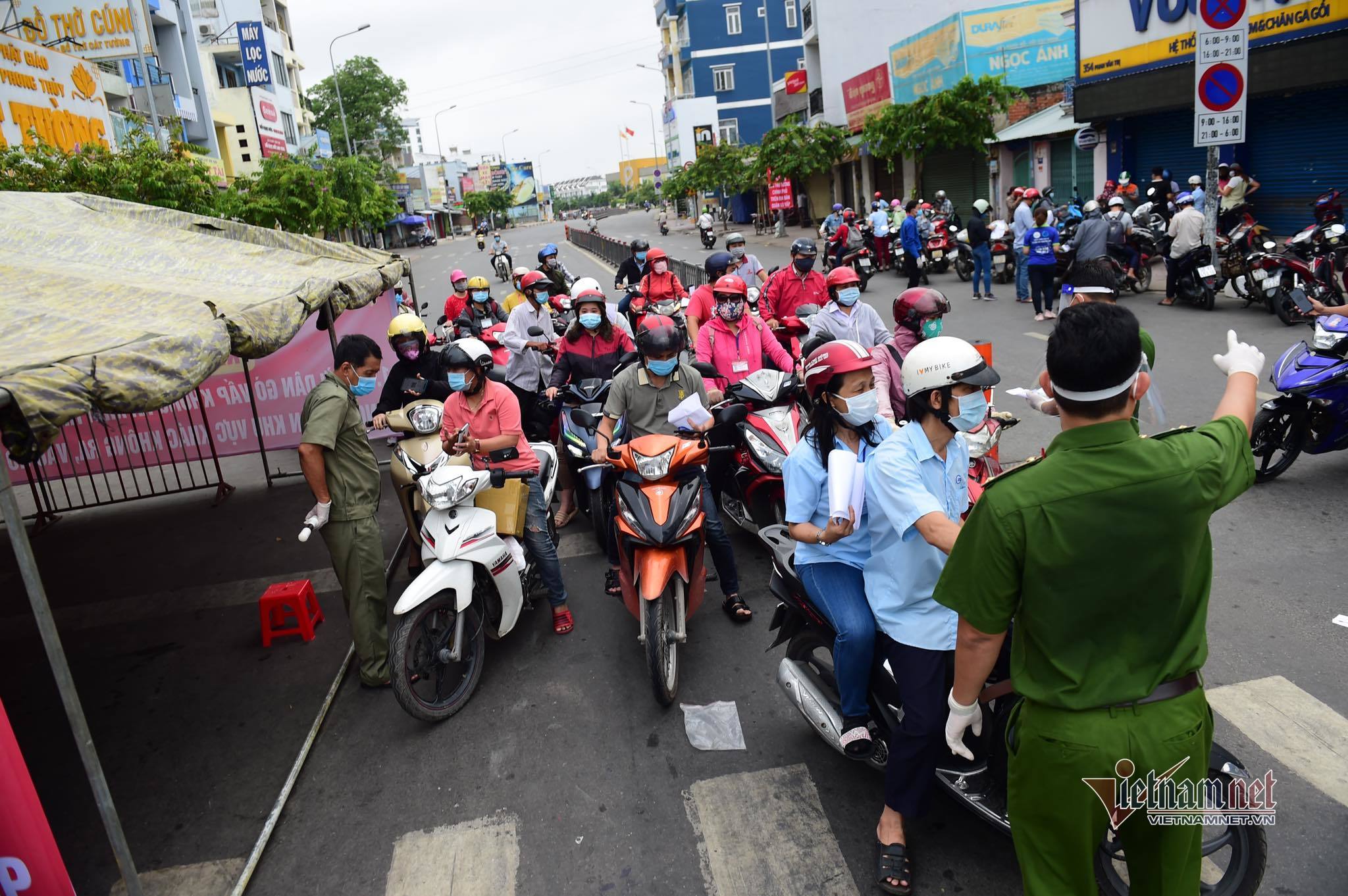 Gò Vấp ngày thứ 3 cách ly: Kiểm kỹ giấy tờ ra vào, xả chốt khi ùn tắc - 19 Gò Vấp ngày thứ 3 cách ly: Kiểm kỹ giấy tờ ra vào, xả chốt khi ùn tắc - 19