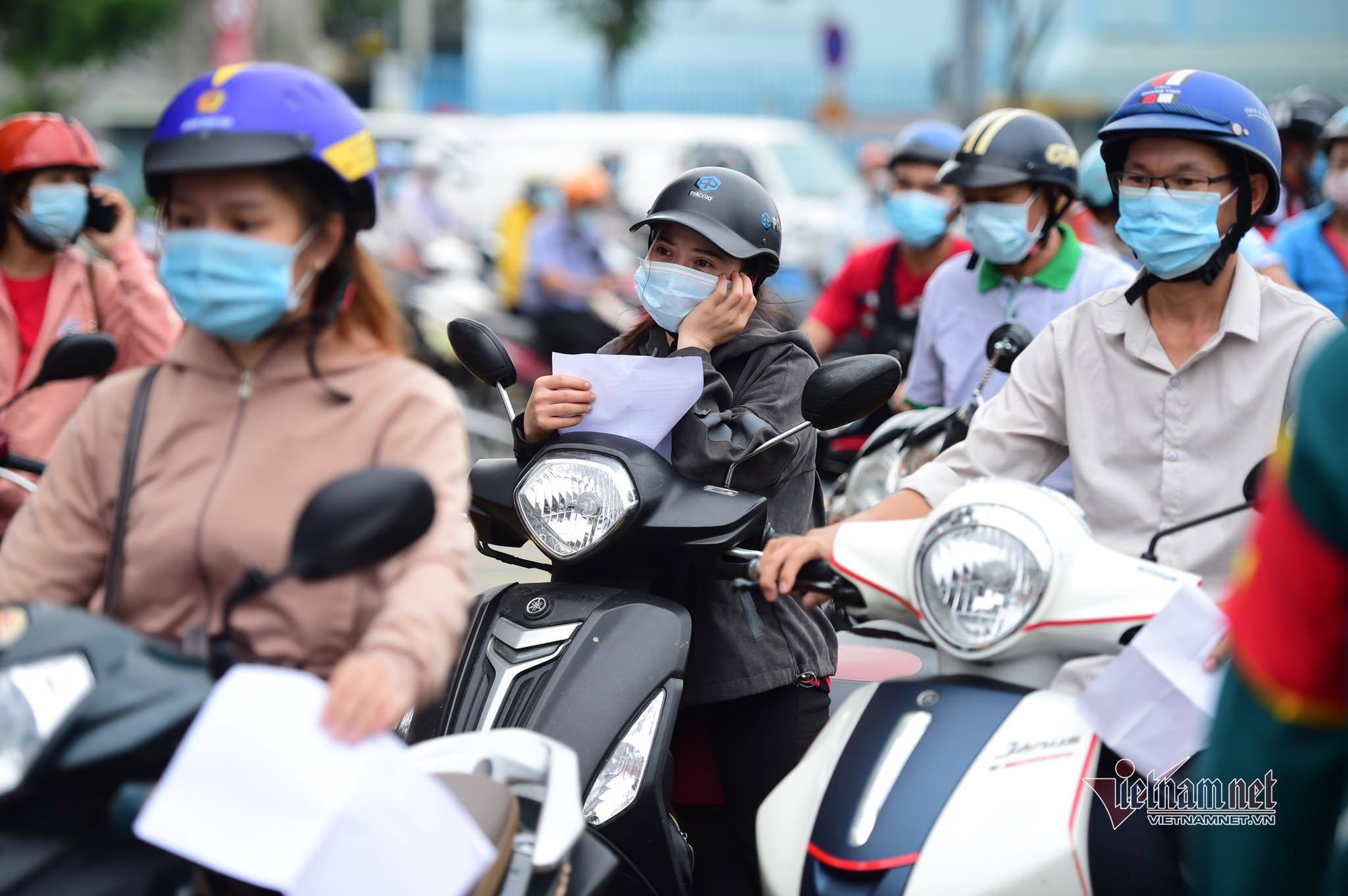 Gò Vấp ngày thứ 3 cách ly: Kiểm kỹ giấy tờ ra vào, xả chốt khi ùn tắc - 1 Gò Vấp ngày thứ 3 cách ly: Kiểm kỹ giấy tờ ra vào, xả chốt khi ùn tắc - 1
