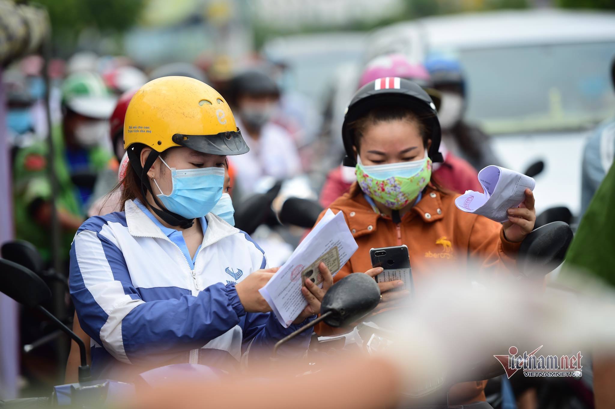 Gò Vấp ngày thứ 3 cách ly: Kiểm kỹ giấy tờ ra vào, xả chốt khi ùn tắc - 2 Gò Vấp ngày thứ 3 cách ly: Kiểm kỹ giấy tờ ra vào, xả chốt khi ùn tắc - 2