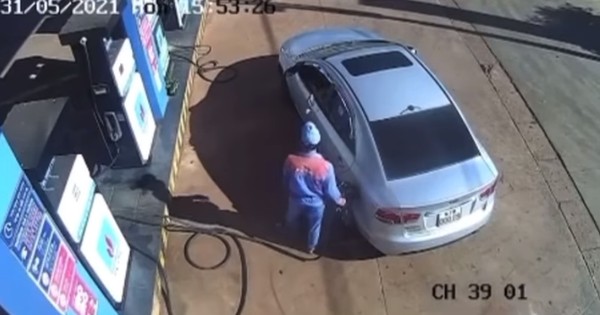 Nguyên hiệu trưởng nói gì về hành động thả tiền xuống đất khi đổ xăng? Nguyên hiệu trưởng nói gì về hành động thả tiền xuống đất khi đổ xăng?