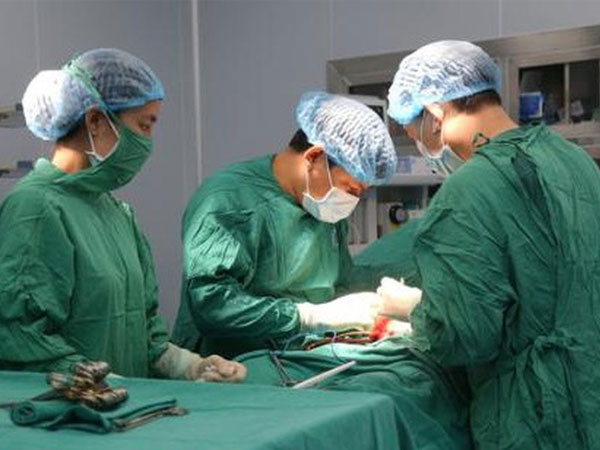 Người đàn ông ngã gãy 'của quý' trong lúc cho dê ăn cỏ Người đàn ông ngã gãy 'của quý' trong lúc cho dê ăn cỏ