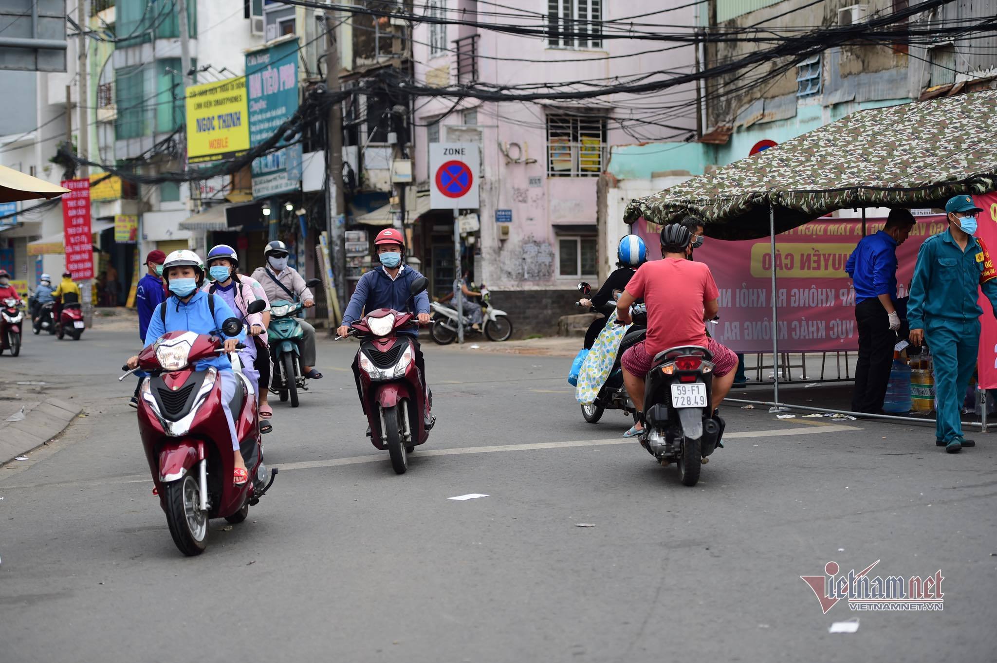 Gò Vấp ngày thứ 3 cách ly: Kiểm kỹ giấy tờ ra vào, xả chốt khi ùn tắc - 21 Gò Vấp ngày thứ 3 cách ly: Kiểm kỹ giấy tờ ra vào, xả chốt khi ùn tắc - 21