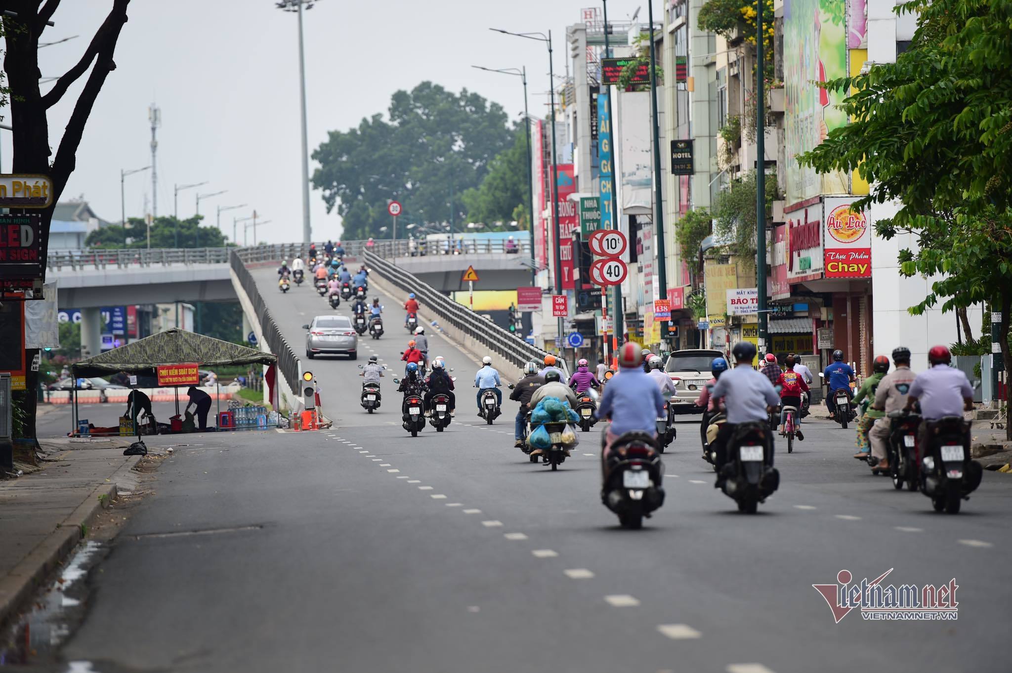 Gò Vấp ngày thứ 3 cách ly: Kiểm kỹ giấy tờ ra vào, xả chốt khi ùn tắc - 20 Gò Vấp ngày thứ 3 cách ly: Kiểm kỹ giấy tờ ra vào, xả chốt khi ùn tắc - 20