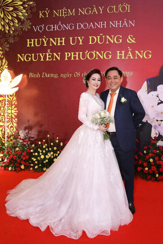 Bà Nguyễn Phương Hằng tuyên bố sẵn sàng ly hôn ông Dũng 'lò vôi'! Bà Nguyễn Phương Hằng tuyên bố sẵn sàng ly hôn ông Dũng 'lò vôi'!