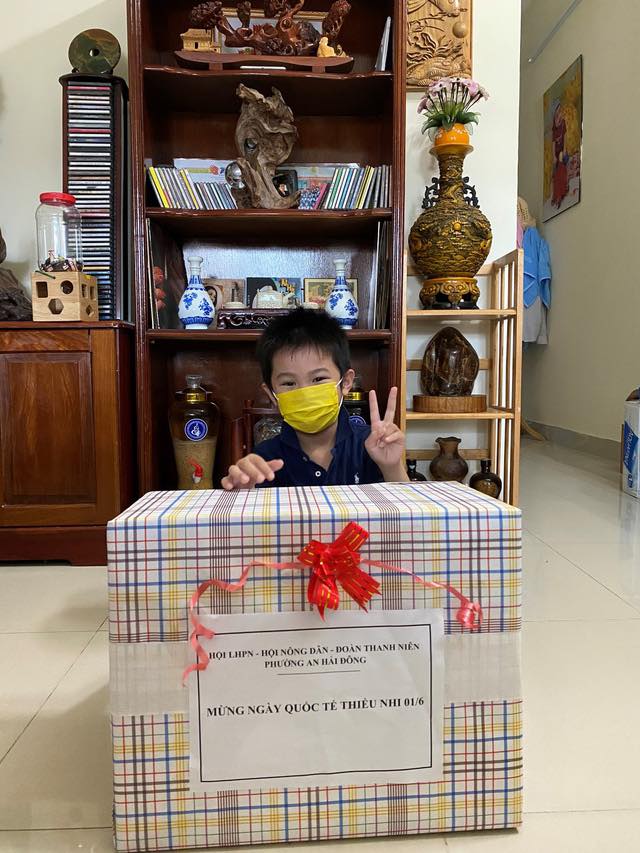 Bé trai 7 tuổi 'đánh bại' COVID-19 bằng hành trình 'độc mã' đầy dũng cảm từ lúc đi cách ly cho tới khi về nhà khiến người lớn cũng phải cảm phục - 4 Bé trai 7 tuổi 'đánh bại' COVID-19 bằng hành trình 'độc mã' đầy dũng cảm từ lúc đi cách ly cho tới khi về nhà khiến người lớn cũng phải cảm phục - 4