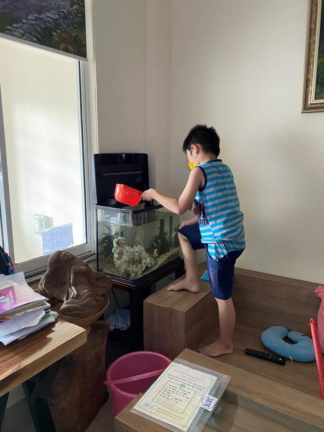 Bé trai 7 tuổi 'đánh bại' COVID-19 bằng hành trình 'độc mã' đầy dũng cảm từ lúc đi cách ly cho tới khi về nhà khiến người lớn cũng phải cảm phục - 3 Bé trai 7 tuổi 'đánh bại' COVID-19 bằng hành trình 'độc mã' đầy dũng cảm từ lúc đi cách ly cho tới khi về nhà khiến người lớn cũng phải cảm phục - 3