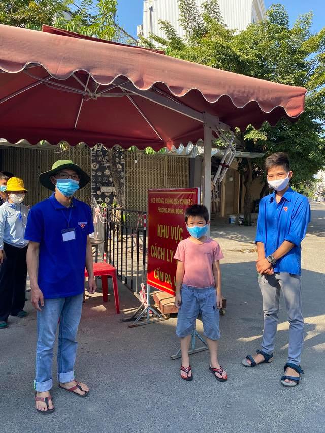 Bé trai 7 tuổi 'đánh bại' COVID-19 bằng hành trình 'độc mã' đầy dũng cảm từ lúc đi cách ly cho tới khi về nhà khiến người lớn cũng phải cảm phục - 1 Bé trai 7 tuổi 'đánh bại' COVID-19 bằng hành trình 'độc mã' đầy dũng cảm từ lúc đi cách ly cho tới khi về nhà khiến người lớn cũng phải cảm phục - 1