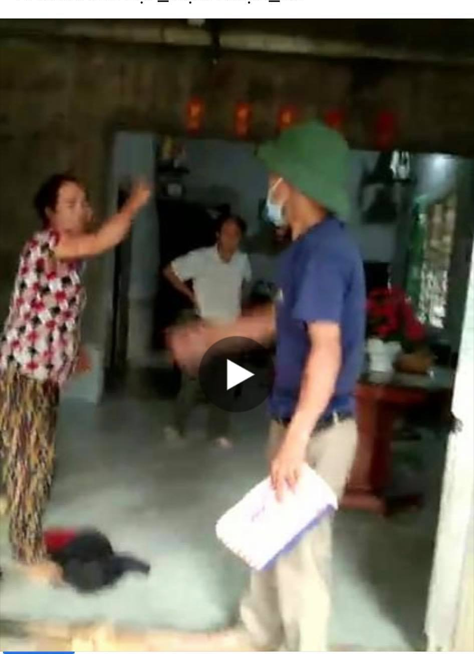 Trưởng thôn bị cặp vợ chồng hành hung khi đi tuyên truyền chống dịch Covid-19 Trưởng thôn bị cặp vợ chồng hành hung khi đi tuyên truyền chống dịch Covid-19