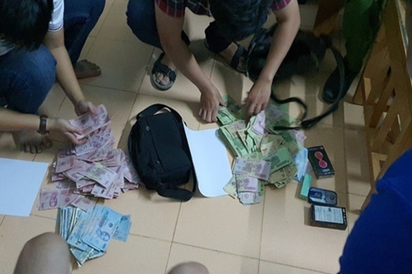 Biến lon nước thành quả lựu đạn, hai thanh niên cướp ngân hàng hơn 200 triệu lĩnh án tù Biến lon nước thành quả lựu đạn, hai thanh niên cướp ngân hàng hơn 200 triệu lĩnh án tù