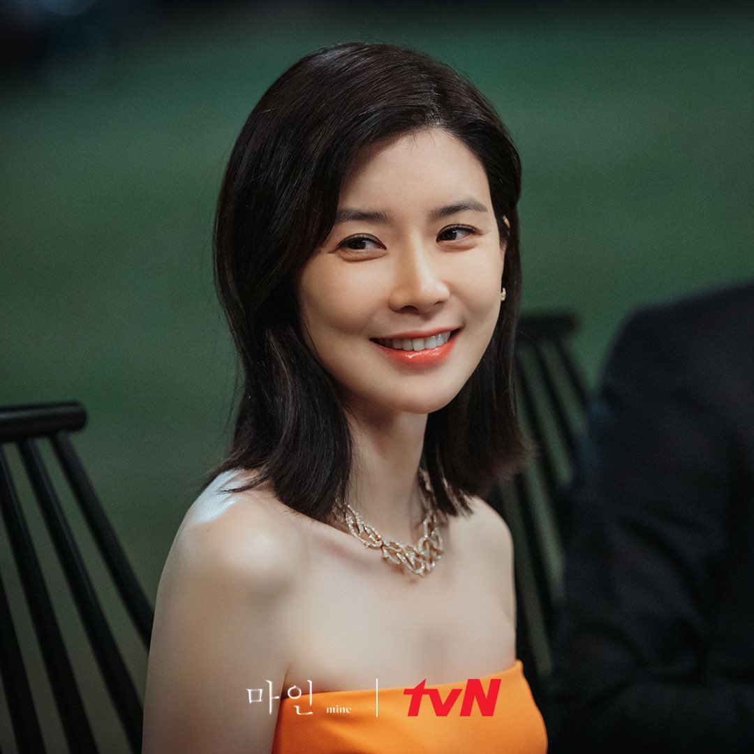 Lee Bo Young từng để tóc bob đuôi vểnh nhưng kém sang xịn hơn hẳn trong 'Mine' vì 2 lỗi - 9 Lee Bo Young từng để tóc bob đuôi vểnh nhưng kém sang xịn hơn hẳn trong 'Mine' vì 2 lỗi - 9