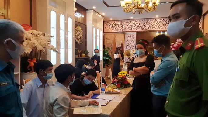Đưa tin vụ tụ tập 31 người khai trương thẩm mỹ viện, 1 phóng viên bị hành hung - 1 Đưa tin vụ tụ tập 31 người khai trương thẩm mỹ viện, 1 phóng viên bị hành hung - 1