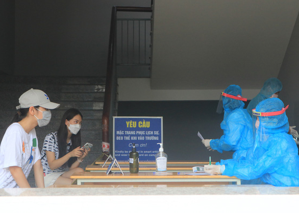 NÓNG: TP.HCM ghi nhận thêm 18 ca dương tính mới, trong đó có 1 nhân viên y tế ở BV Nam Sài Gòn NÓNG: TP.HCM ghi nhận thêm 18 ca dương tính mới, trong đó có 1 nhân viên y tế ở BV Nam Sài Gòn