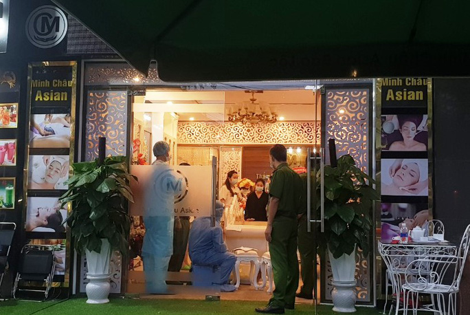 Đưa tin vụ tụ tập 31 người khai trương thẩm mỹ viện, 1 phóng viên bị hành hung - 3 Đưa tin vụ tụ tập 31 người khai trương thẩm mỹ viện, 1 phóng viên bị hành hung - 3