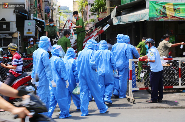 17 ngày bùng dịch Covid-19 tại TP.HCM: 287 ca mắc, 1 người tử vong, ổ dịch mới lây lan nhanh, khó kiểm soát 17 ngày bùng dịch Covid-19 tại TP.HCM: 287 ca mắc, 1 người tử vong, ổ dịch mới lây lan nhanh, khó kiểm soát