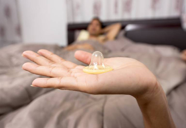 Nam thanh niên bàng hoàng phát hiện nhiễm HIV dù khi quan hệ tình dục có dùng bao cao su: Bác sĩ chỉ biết lắc đầu khi phát hiện ra chi tiết lây truyền bệnh - 3 Nam thanh niên bàng hoàng phát hiện nhiễm HIV dù khi quan hệ tình dục có dùng bao cao su: Bác sĩ chỉ biết lắc đầu khi phát hiện ra chi tiết lây truyền bệnh - 3
