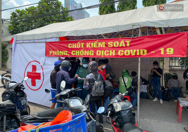 Lo ngại phải cách ly tại nhà 21 ngày khi về Đồng Nai, nhiều người 'quay xe' trở lại TP.HCM để làm việc Lo ngại phải cách ly tại nhà 21 ngày khi về Đồng Nai, nhiều người 'quay xe' trở lại TP.HCM để làm việc