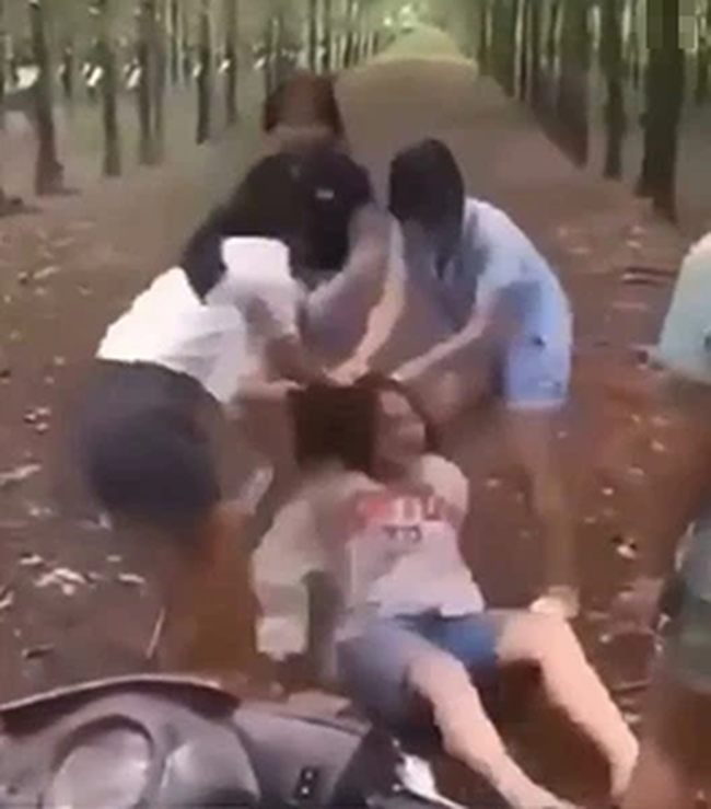 Vụ nữ sinh bị nhóm bạn đánh hội đồng dã man trong vườn cao su: Tinh thần hoảng loạn, ai hỏi gì cũng cười Vụ nữ sinh bị nhóm bạn đánh hội đồng dã man trong vườn cao su: Tinh thần hoảng loạn, ai hỏi gì cũng cười