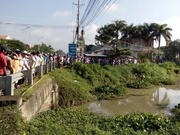 Hải Dương: Phát hiện thi thể nam sinh lớp 10 dưới cống nước, lấy mẫu xét nghiệm COVID-19 Hải Dương: Phát hiện thi thể nam sinh lớp 10 dưới cống nước, lấy mẫu xét nghiệm COVID-19
