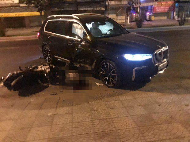 Ô tô BMW X7 đi lùi tông tử vong nam thanh niên chạy xe máy Ô tô BMW X7 đi lùi tông tử vong nam thanh niên chạy xe máy