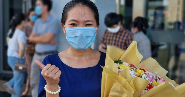Nữ điều dưỡng là mẹ đơn thân 2 lần vào tâm dịch: 'Thương con thiệt thòi nhưng tôi không dám khóc. Xong nhiệm vụ, dịch ổn thì về!' Nữ điều dưỡng là mẹ đơn thân 2 lần vào tâm dịch: 'Thương con thiệt thòi nhưng tôi không dám khóc. Xong nhiệm vụ, dịch ổn thì về!'