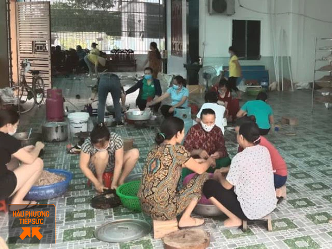 Người dân Nghệ An làm thịt con lợn 260kg chế biến ruốc bông, xúc xích tiếp tế cho 'điểm nóng Covid-19' Bắc Giang - 2 Người dân Nghệ An làm thịt con lợn 260kg chế biến ruốc bông, xúc xích tiếp tế cho 'điểm nóng Covid-19' Bắc Giang - 2