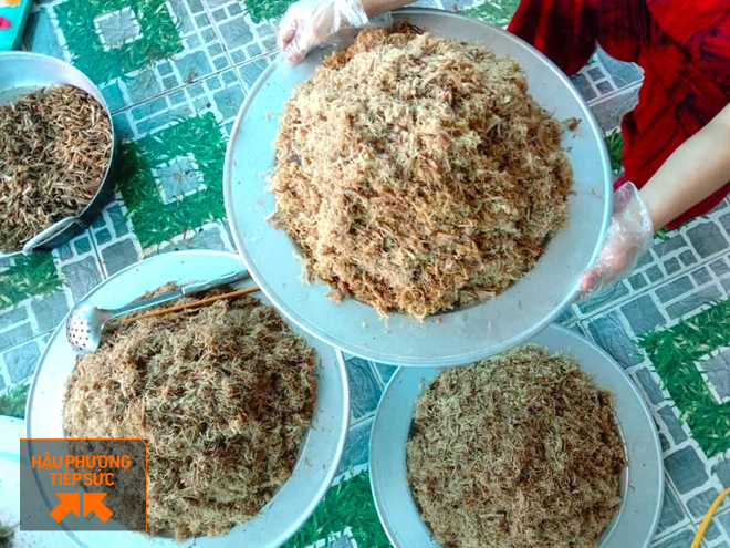 Người dân Nghệ An làm thịt con lợn 260kg chế biến ruốc bông, xúc xích tiếp tế cho 'điểm nóng Covid-19' Bắc Giang - 5 Người dân Nghệ An làm thịt con lợn 260kg chế biến ruốc bông, xúc xích tiếp tế cho 'điểm nóng Covid-19' Bắc Giang - 5