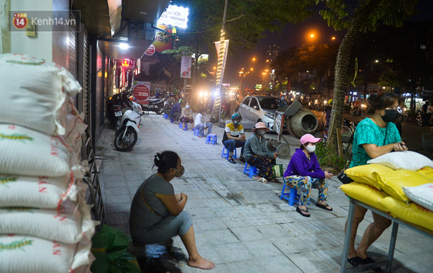 Nghe chuyện thanh niên tự tử vì thất nghiệp, người phụ nữ ở Hà Nội đứng lên phát gạo, tiền miễn phí cho người lao động nghèo - 2 Nghe chuyện thanh niên tự tử vì thất nghiệp, người phụ nữ ở Hà Nội đứng lên phát gạo, tiền miễn phí cho người lao động nghèo - 2