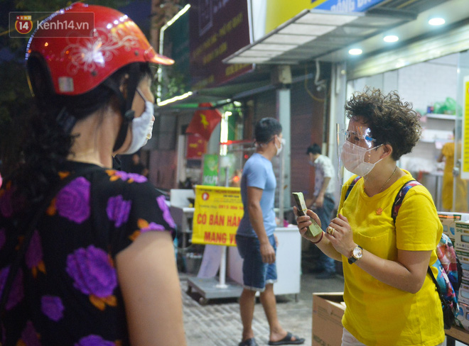 Nghe chuyện thanh niên tự tử vì thất nghiệp, người phụ nữ ở Hà Nội đứng lên phát gạo, tiền miễn phí cho người lao động nghèo - 4 Nghe chuyện thanh niên tự tử vì thất nghiệp, người phụ nữ ở Hà Nội đứng lên phát gạo, tiền miễn phí cho người lao động nghèo - 4