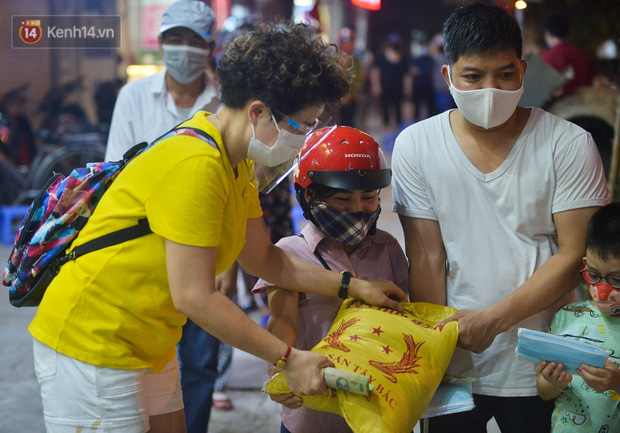 Nghe chuyện thanh niên tự tử vì thất nghiệp, người phụ nữ ở Hà Nội đứng lên phát gạo, tiền miễn phí cho người lao động nghèo - 10 Nghe chuyện thanh niên tự tử vì thất nghiệp, người phụ nữ ở Hà Nội đứng lên phát gạo, tiền miễn phí cho người lao động nghèo - 10