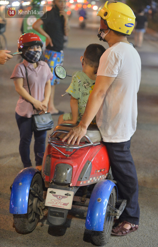 Nghe chuyện thanh niên tự tử vì thất nghiệp, người phụ nữ ở Hà Nội đứng lên phát gạo, tiền miễn phí cho người lao động nghèo - 11 Nghe chuyện thanh niên tự tử vì thất nghiệp, người phụ nữ ở Hà Nội đứng lên phát gạo, tiền miễn phí cho người lao động nghèo - 11