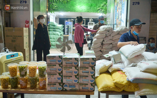 Nghe chuyện thanh niên tự tử vì thất nghiệp, người phụ nữ ở Hà Nội đứng lên phát gạo, tiền miễn phí cho người lao động nghèo - 1 Nghe chuyện thanh niên tự tử vì thất nghiệp, người phụ nữ ở Hà Nội đứng lên phát gạo, tiền miễn phí cho người lao động nghèo - 1