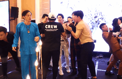 Xôn xao clip nghệ sĩ Hoài Linh nhảy 'vinahey' cực sung cùng NS Minh Nhí sau khi cách ly xạ trị không lâu? - 2 Xôn xao clip nghệ sĩ Hoài Linh nhảy 'vinahey' cực sung cùng NS Minh Nhí sau khi cách ly xạ trị không lâu? - 2