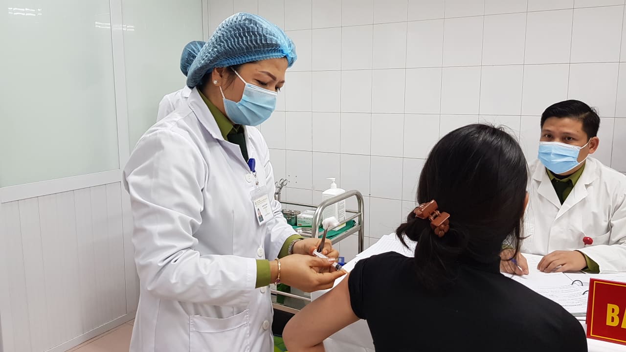 Hơn 6.000 người đăng ký thử nghiệm giai đoạn 3 vắc xin COVID-19 Nano Covax của Việt Nam Hơn 6.000 người đăng ký thử nghiệm giai đoạn 3 vắc xin COVID-19 Nano Covax của Việt Nam