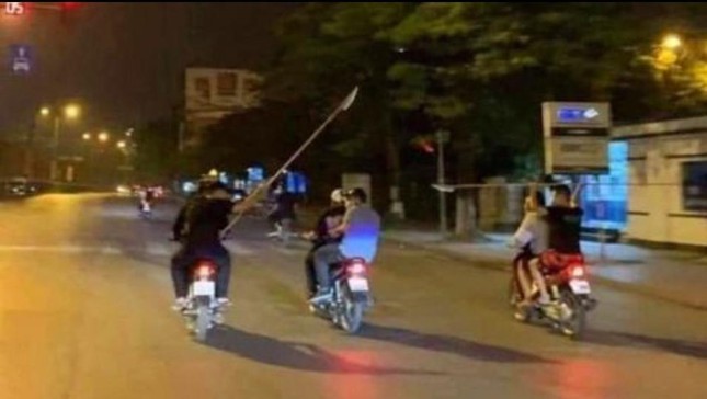Hai nhóm thanh niên vác dao rượt đuổi như phim hành động Hai nhóm thanh niên vác dao rượt đuổi như phim hành động
