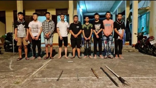 Hai nhóm thanh niên vác dao rượt đuổi như phim hành động - 1 Hai nhóm thanh niên vác dao rượt đuổi như phim hành động - 1