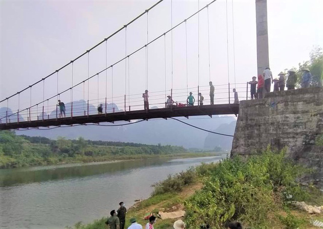Ngã xe máy văng khỏi cầu treo cao 7 m, người đàn ông tử vong Ngã xe máy văng khỏi cầu treo cao 7 m, người đàn ông tử vong