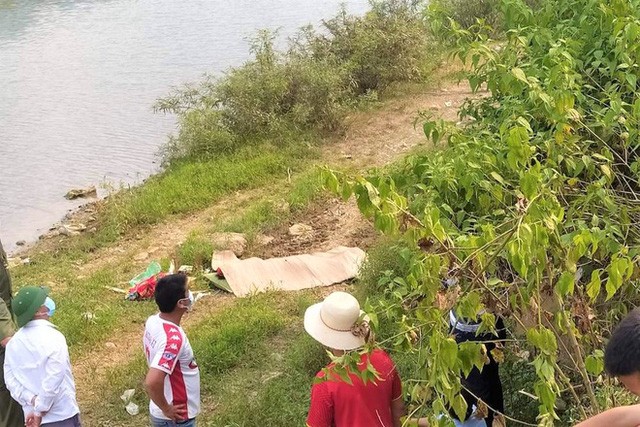 Ngã xe máy văng khỏi cầu treo cao 7 m, người đàn ông tử vong - 1 Ngã xe máy văng khỏi cầu treo cao 7 m, người đàn ông tử vong - 1