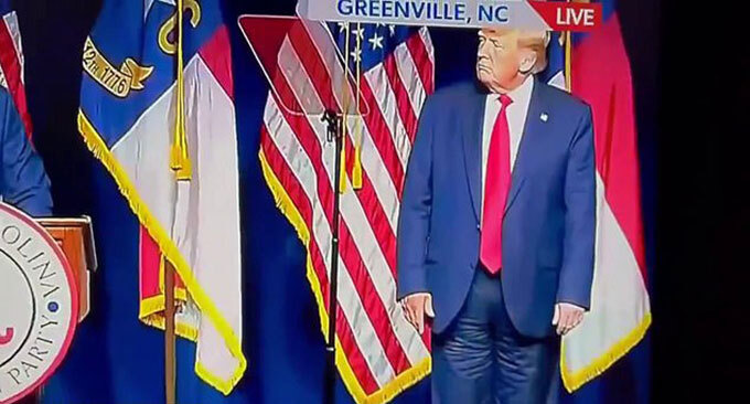 Ông Trump bị nghi mặc quần ngược Ông Trump bị nghi mặc quần ngược