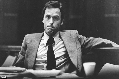 Ted Bundy: Tuổi thơ cô đơn, bị bạo hành tạo ra 'con quỷ' giết người không gớm tay dưới vỏ bọc chàng sinh viên luật hào hoa, phong nhã - 1 Ted Bundy: Tuổi thơ cô đơn, bị bạo hành tạo ra 'con quỷ' giết người không gớm tay dưới vỏ bọc chàng sinh viên luật hào hoa, phong nhã - 1
