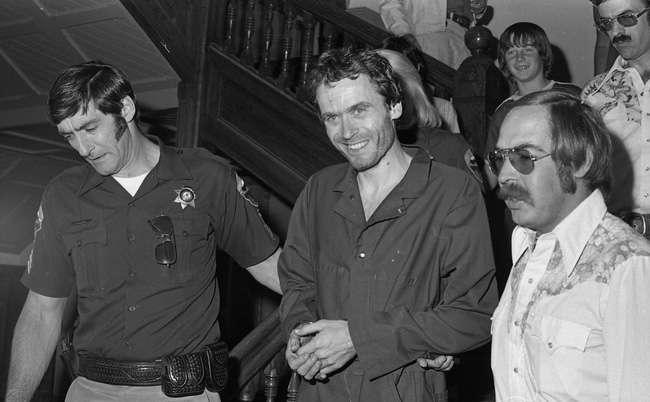 Ted Bundy: Tuổi thơ cô đơn, bị bạo hành tạo ra 'con quỷ' giết người không gớm tay dưới vỏ bọc chàng sinh viên luật hào hoa, phong nhã - 7 Ted Bundy: Tuổi thơ cô đơn, bị bạo hành tạo ra 'con quỷ' giết người không gớm tay dưới vỏ bọc chàng sinh viên luật hào hoa, phong nhã - 7