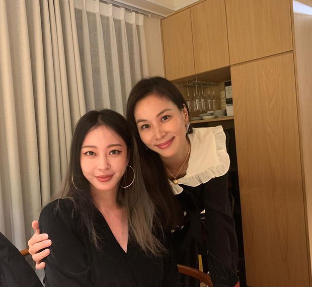 Nóng: Choi Ji Woo và 4 minh tinh bị 'khui' ảnh đi karaoke, Han Ye Seul và vợ Jang Dong Gun cùng tranh Phó chủ tịch tập đoàn - 1 Nóng: Choi Ji Woo và 4 minh tinh bị 'khui' ảnh đi karaoke, Han Ye Seul và vợ Jang Dong Gun cùng tranh Phó chủ tịch tập đoàn - 1