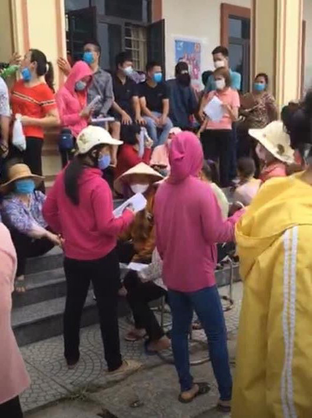 Bắc Giang: Người dân tiêm vaccine tụ tập đông như đi hội, huyện chỉ đạo khẩn trương chấn chỉnh - 2 Bắc Giang: Người dân tiêm vaccine tụ tập đông như đi hội, huyện chỉ đạo khẩn trương chấn chỉnh - 2