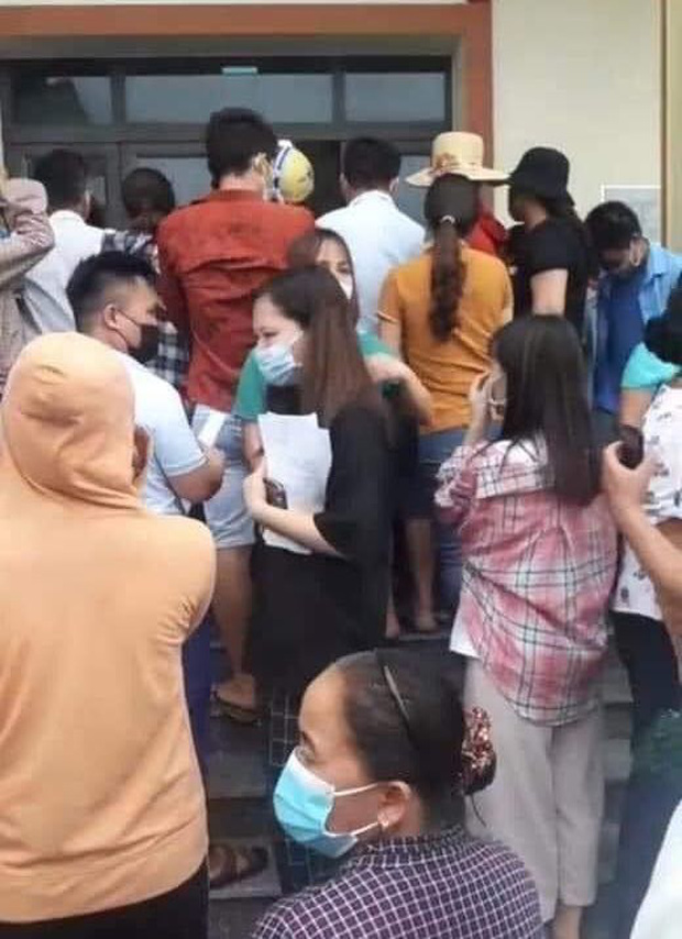 Bắc Giang: Người dân tiêm vaccine tụ tập đông như đi hội, huyện chỉ đạo khẩn trương chấn chỉnh - 3 Bắc Giang: Người dân tiêm vaccine tụ tập đông như đi hội, huyện chỉ đạo khẩn trương chấn chỉnh - 3