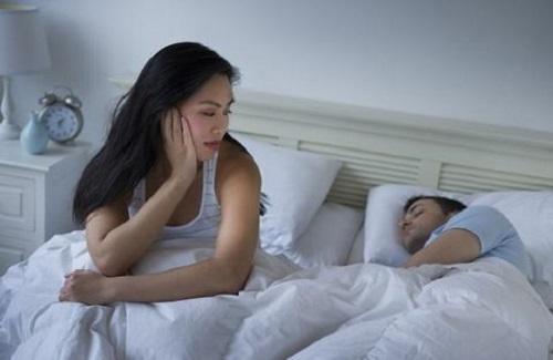 Do đâu mà 'gối chăn nhạt nhẽo'? Do đâu mà 'gối chăn nhạt nhẽo'?